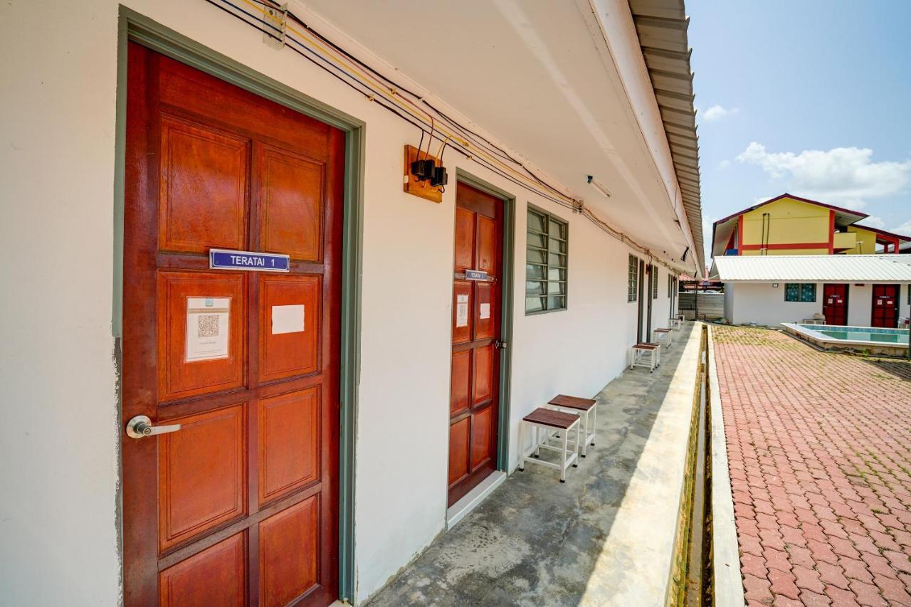 Capital O 90423 Teratai Chalet Hotel Kampong Raja Buitenkant foto